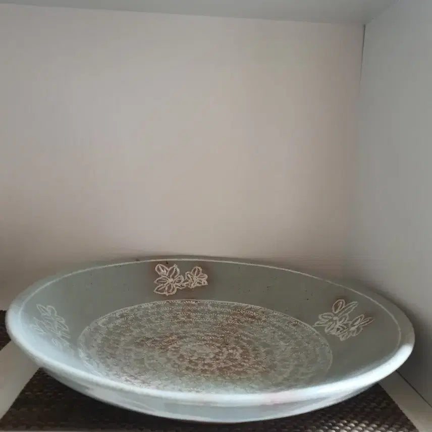 [BUNJANG] Goryeo Celadon Plate with Chrysanthemum and Incised Flower Design / 고려청자양각국화인화문대접시