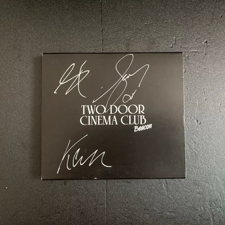 [BUNJANG] Two Door Cinema Club Beacon Deluxe Import Signed CD / 투 도어 시네마 클럽-Beacon 딜럭스 수입풀밴드 싸인CD