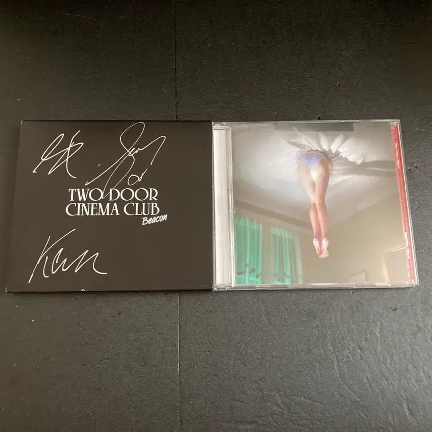 [BUNJANG] Two Door Cinema Club Beacon Deluxe Import Signed CD / 투 도어 시네마 클럽-Beacon 딜럭스 수입풀밴드 싸인CD