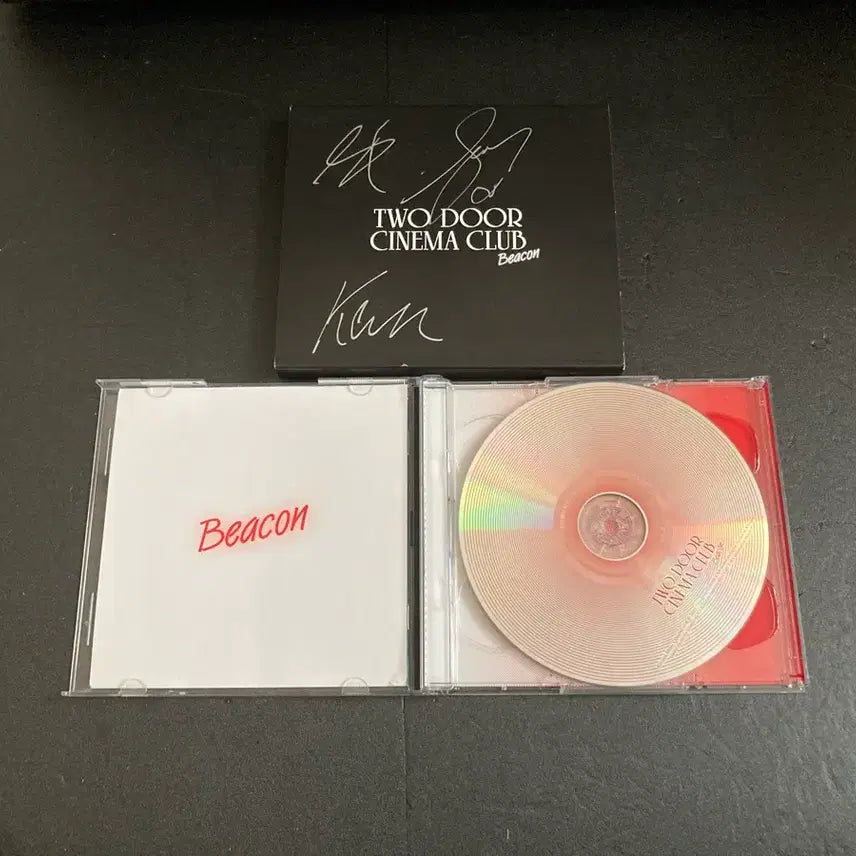 [BUNJANG] Two Door Cinema Club Beacon Deluxe Import Signed CD / 투 도어 시네마 클럽-Beacon 딜럭스 수입풀밴드 싸인CD