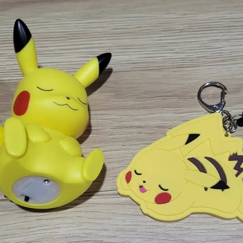 [BUNJANG] Pokemon Pikachu Mood Lamp and Mirror Keychain Bundle Set / 포켓몬 피카츄 무드등과 미러 키링 일괄