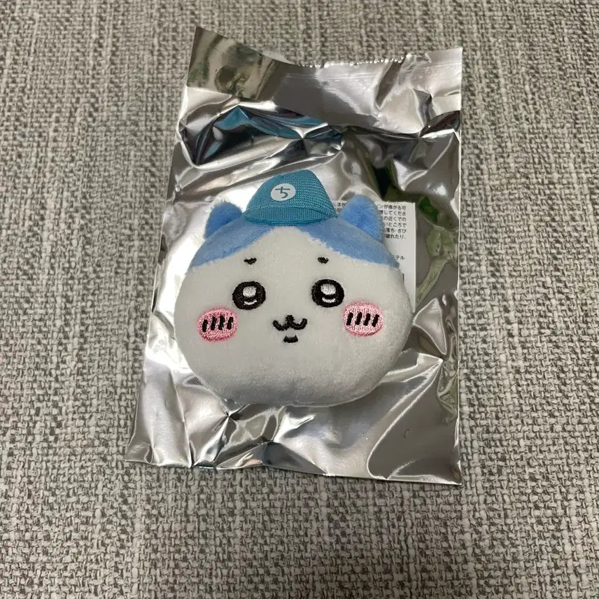 [BUNJANG] Chiikawa Market Exclusive Okao Badge Hachiware / 치이카와 마켓 특전 오카오 뱃지 택배 하치와레