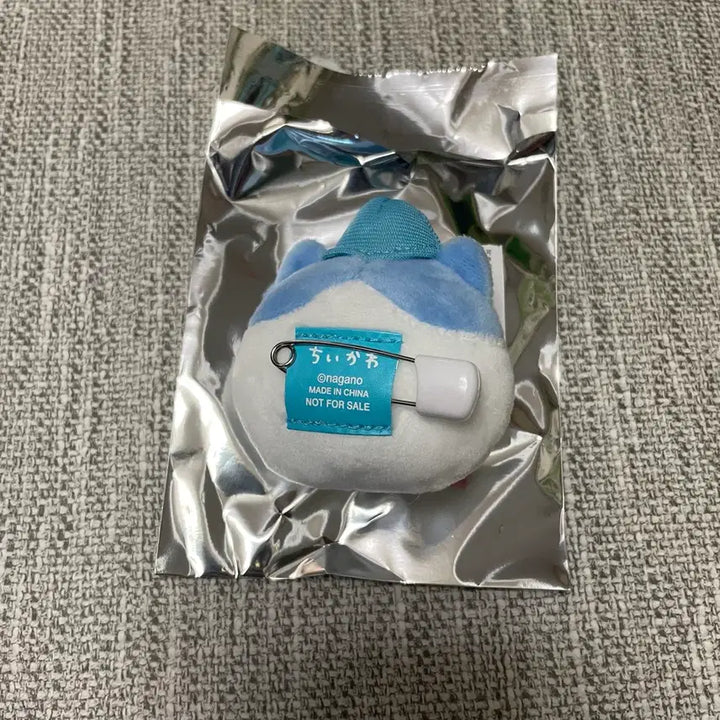 [BUNJANG] Chiikawa Market Exclusive Okao Badge Hachiware / 치이카와 마켓 특전 오카오 뱃지 택배 하치와레