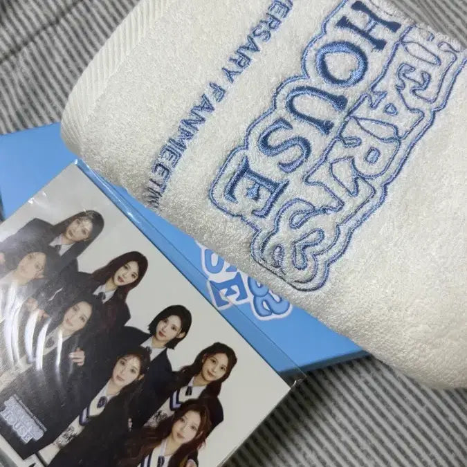 [BUNJANG] H.U.B. Heart to Heart Fan Meeting Entry Gift Towel + Postcard Set / 하츠투하츠 팬미팅 입장선물 수건+엽서