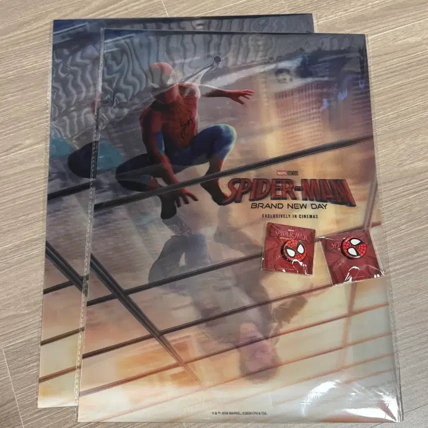 [BUNJANG] Spider-Man Lenticular Poster &amp; Pin Badge Bundle Set / 일괄)포스터+뱃지 스파이더맨 2주차 특전 렌티큘러 포스터 핀뱃지 렌티 배지