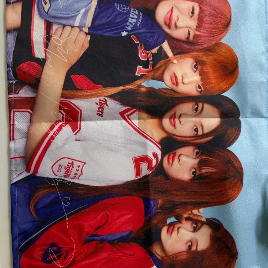 [BUNJANG] NewJeans SKT Limited Edition Fabric Poster / 뉴진스 skt 패브릭 포스터