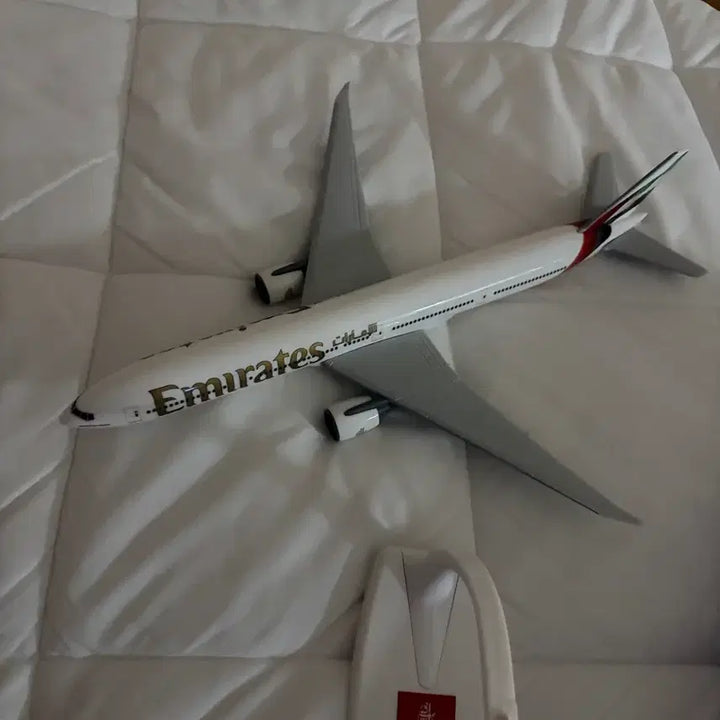 [BUNJANG] Emirates Boeing 777-300ER Model Airplane 1:200 Scale / 에미레이트항공 보잉 777-300ER 모형 비행기 1:200