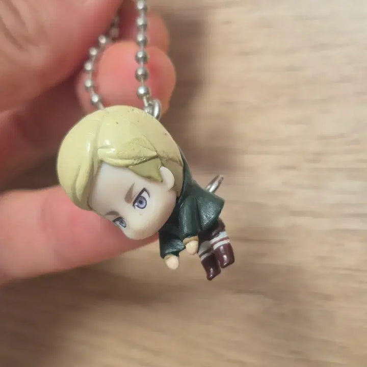 [BUNJANG] Attack on Titan Erwin Smith Gacha Figure / 진격의 거인 엘빈 대롱 가챠