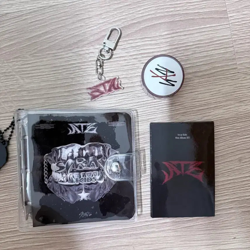 [BUNJANG] Stray Kids 8 Photobook + Pre-order Keyring &amp; Masking Tape Bundle / 스트레이키즈 에이트 포카북 + 프리오더 키링과 마스킹테이프