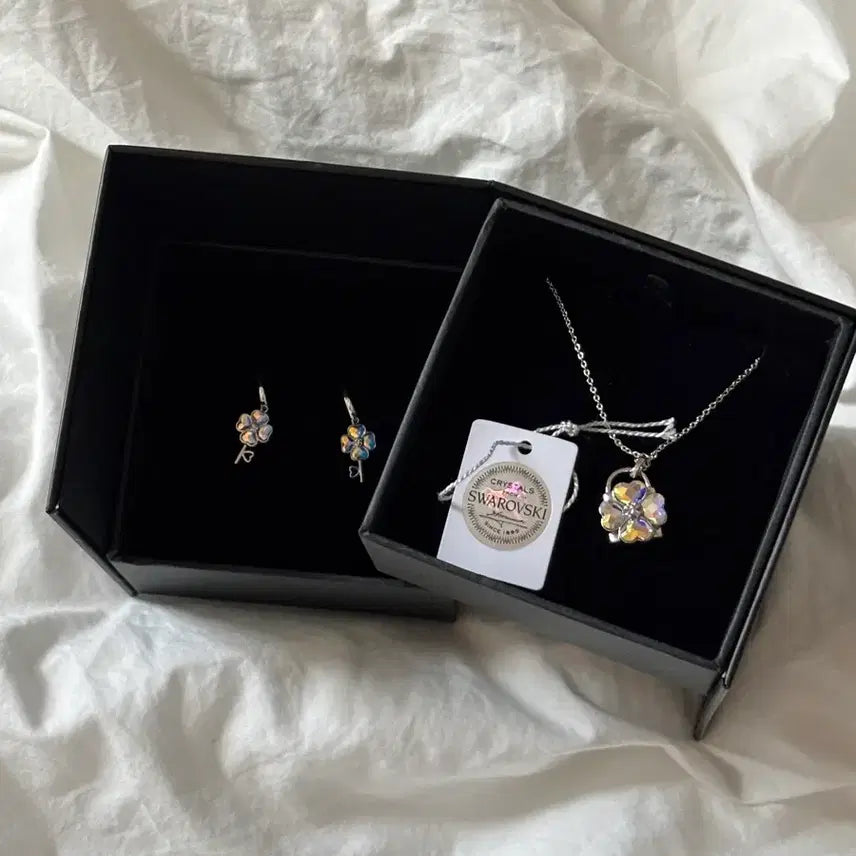 [BUNJANG] Characuterie Swarovski Official Fund Goods Necklace &amp; Earrings Set / 캐릭캐릭체인지 스와로브스키 공식 펀드 굿즈 목걸이 귀걸이 세트