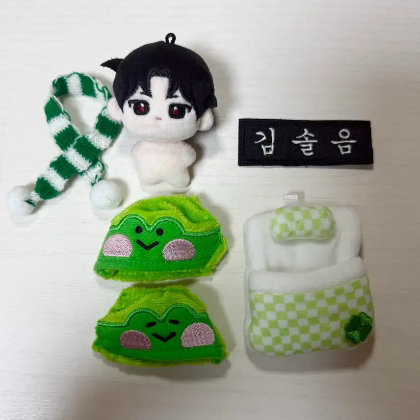 [BUNJANG] GyeDamChulGeun Official Kim Sol-eum 5cm Doll Set with Frog Outfit, Scarf, and Bed / 괴담출근 공식 김솔음 5cm 인형 5깅, 옷 목도리 침대 일괄