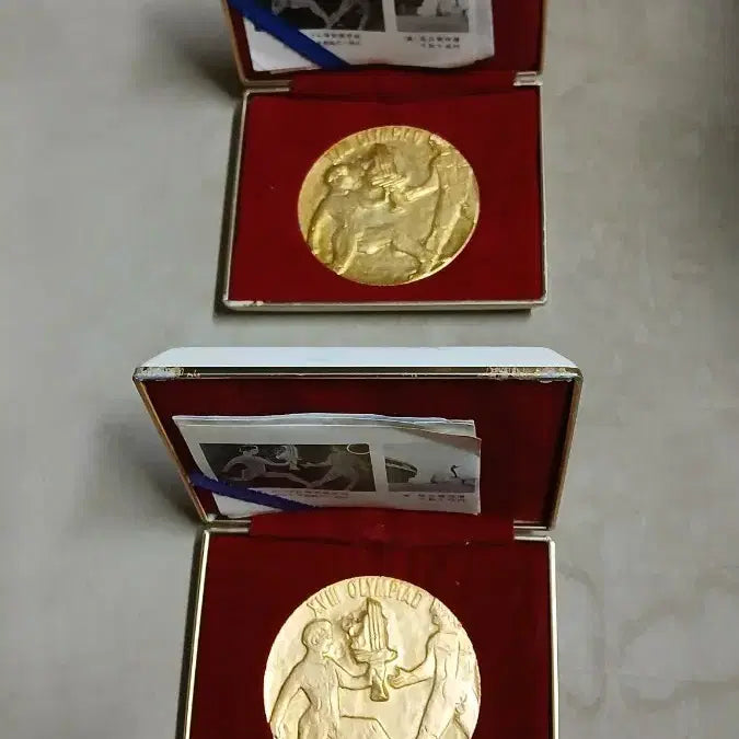 [BUNJANG] 1964 Tokyo Olympics Commemorative Medals (Set of 2) / 1964년 도쿄 올림픽 기념 메달 2점일괄