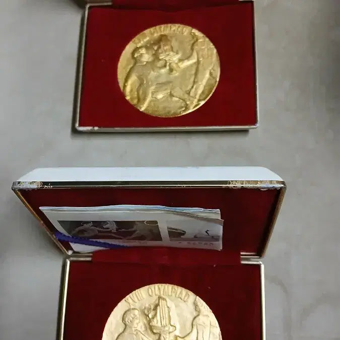 [BUNJANG] 1964 Tokyo Olympics Commemorative Medals (Set of 2) / 1964년 도쿄 올림픽 기념 메달 2점일괄