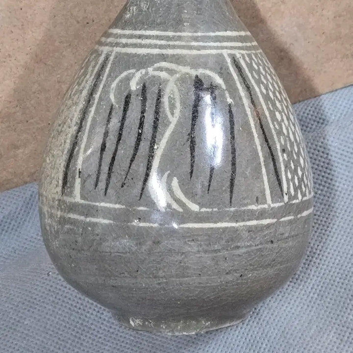 [BUNJANG] Goryeo Dynasty Black and White Inlaid Celadon Small Vase / 고려시대 흑백상감 청자 소형 간병