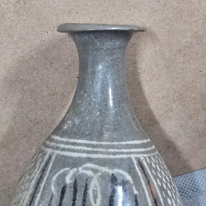 [BUNJANG] Goryeo Dynasty Black and White Inlaid Celadon Small Vase / 고려시대 흑백상감 청자 소형 간병
