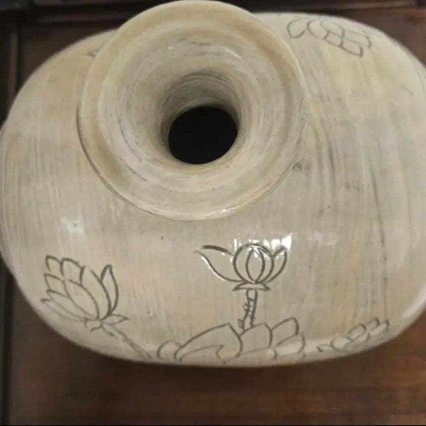[BUNJANG] Joseon Dynasty Buncheong Ware Flask (Janggun) with Lotus Motif / 조선시대 전통 양식의 분청사기 편병(또는 장군)입니다