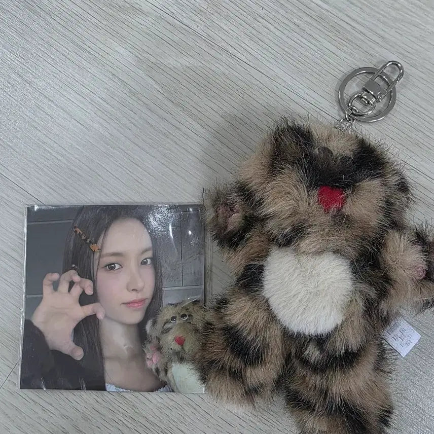 [BUNJANG] ILLIT Yuna Designed Chitty Plush Keyring with Yuna Photocard / 아일릿(ILLIT) 멤버 윤아가 직접 디자인한  &