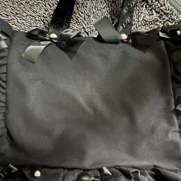 [BUNJANG] Zakamart Frill A4 Ita Bag Black / [택포] 자카마트 프릴 A4 블랙 이타백 양도