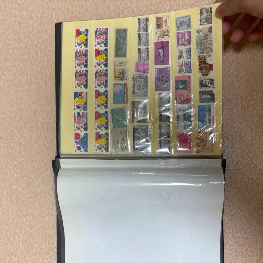 [BUNJANG] North Korean Stamps and Banknotes Collection / 옛날 북한 한국 우표 및 지폐