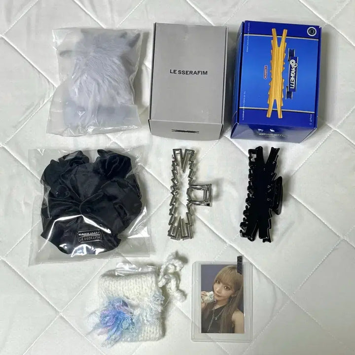 [BUNJANG] LE SSERAFIM Chaewon Sakura Logo Hair Clip Bundle Set / 르세라핌 꾸로셰 헤어클립 헤어집게 머리핀 곱창밴드 헤어밴드 머리끈 슈슈 김채원 키링 몬스터 엠디 스파게티 파우치 사쿠라 재팬 일본 콘서트 포카 집게핀 로고 굿즈 양도 판매