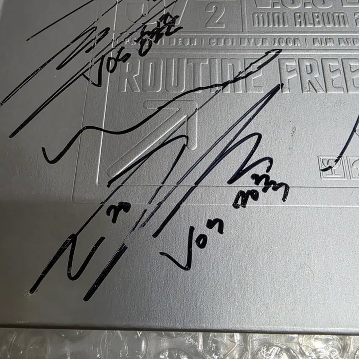 [BUNJANG] V.O.S Routine Free Signed Album / V.O.S Routine Free  싸인반