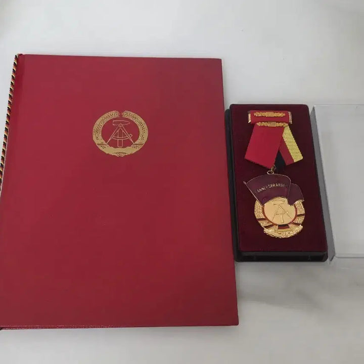 [BUNJANG] East German Banner of Work Order - 3rd Class with Certificate / 동독 노동적기훈장(Banner der Arbeit) 3급 + 증명서 세트