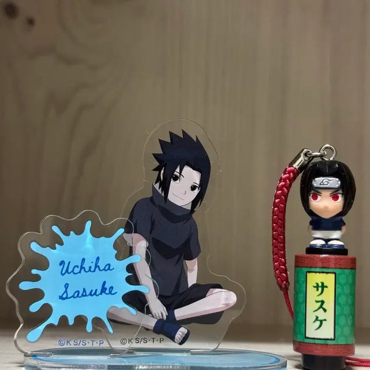 [BUNJANG] Sasuke Uchiha Childhood Acrylic Stand &amp; Classic Keychain Bundle / 사스케 유년기 아크릴, 사스케 고전 키링 일괄