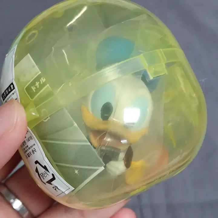 [BUNJANG] Donald Duck Eating Chocolate Figure / 초콜릿 먹는 도날드덕 피규어 양도합니다.