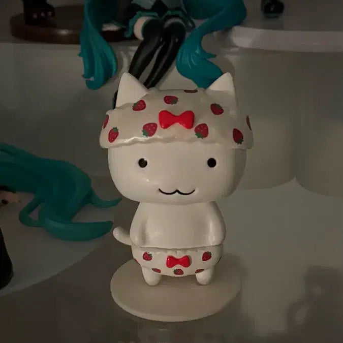 [BUNJANG] Strawberry Neko Pants Sofubi Figure / 희귀) 딸기 네코판츠 소프비 피규어