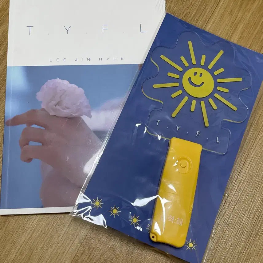 [BUNJANG] Lee Jin Hyuk T.Y.F.L Jin Hyuk:Hae Goods Sealed Lightstick &amp; Mini Photobook Set / 이진혁 T.Y.F.L 진혁:해 굿즈 미개봉