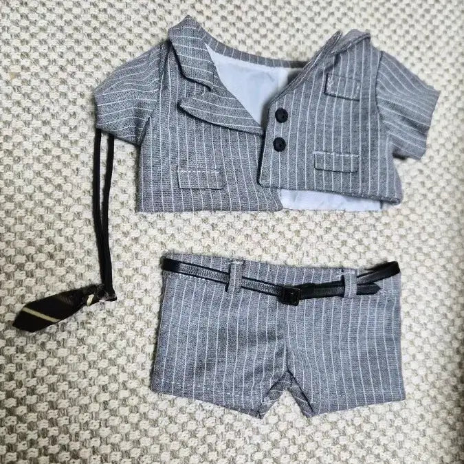 [BUNJANG] T1 Gumayusi 2024 20cm Doll (Black Uniform) + Casual Suit Set / T1 공식 2024 구마유시 20cm 인형 (검은 유니폼) + 사복 정장 세트 증정