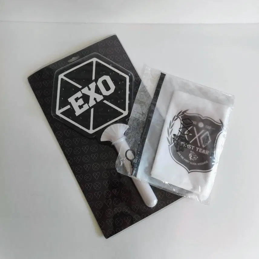 [BUNJANG] EXO 2013 FIRST YEAR Official Slogan Towel &amp; Retro Lightstick Bundle (Sealed) / [미개봉] 엑소(EXO) 2013 FIRST YEAR 슬로건 &amp; 응원봉 일괄