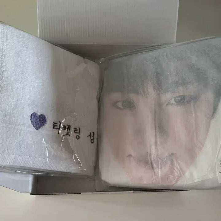 [BUNJANG] BTS Jin Run Jin Raincoat Towel / 방탄 bts 석진 런석진 우비 수건 (포카 x)