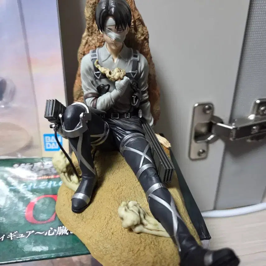 [BUNJANG] Attack on Titan Ichiban Kuji C Prize Levi Figure &amp; E Prize Acrylic Set / 진격의거인 제일복권 이치방쿠지 C상 리바이 피규어 E상 아크릴 일괄
