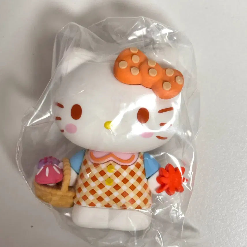 [BUNJANG] Sanrio Hello Kitty 50th Anniversary Cherry Blossom Maple Random Figure Set (Sealed) / (미개봉) 산리오 키티 50주년 벚꽃 단풍 랜덤 피규어 세트