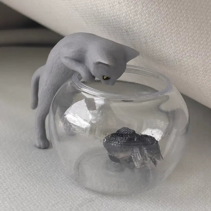 [BUNJANG] Cat and Goldfish Aquarium Gacha Figure (Gray/Black) / 고양이와 금붕어 어항 가챠 피규어 회색 검정