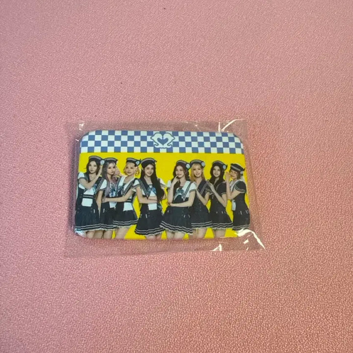 [BUNJANG] Hats to Hearts Benson Creamery Collaboration Pin Badge (Sealed) / 하츠투하츠 벤슨크리머리 핀뱃지 미개봉 새상품 양도