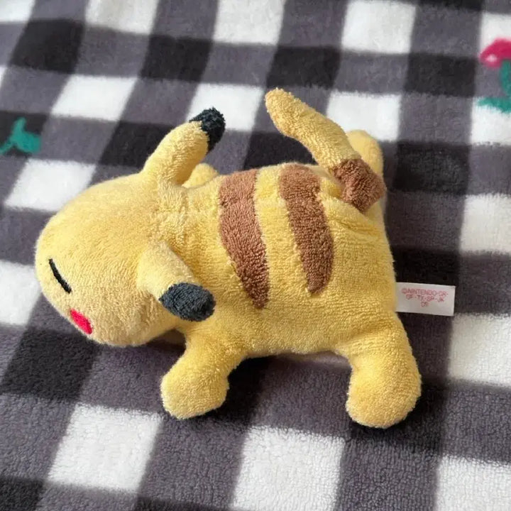 [BUNJANG] TOMY Pikachu Sleeping Plush Doll (1999) / 레어 포켓몬 고전 토미 잠자는 피카츄 납작이 인형 TOMY