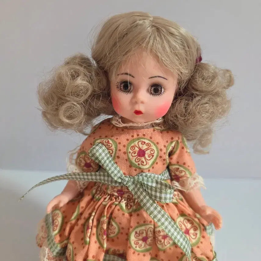 [BUNJANG] Madame Alexander 8-inch Doll with Orange Pattern Dress and Shoes / 주황원피스 조합 마담알렉산더 인형