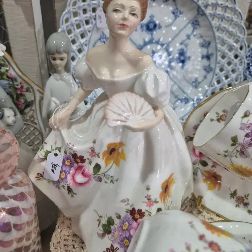 [BUNJANG] Royal Doulton Marilyn HN 3002 Figurine by Peter Gee / 아름다운 더비 패턴의드레스 피겨린