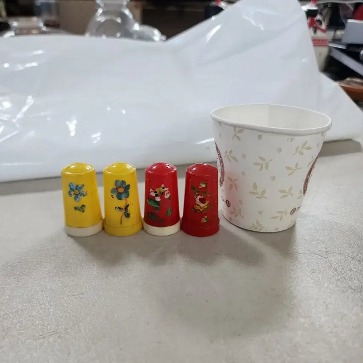 [BUNJANG] Vintage Hand-Painted Plastic Spice Jar Set (Set of 2) / USA 오래된 핸드 페인티드 프라스틱 작은 양념통 2세트에10000원