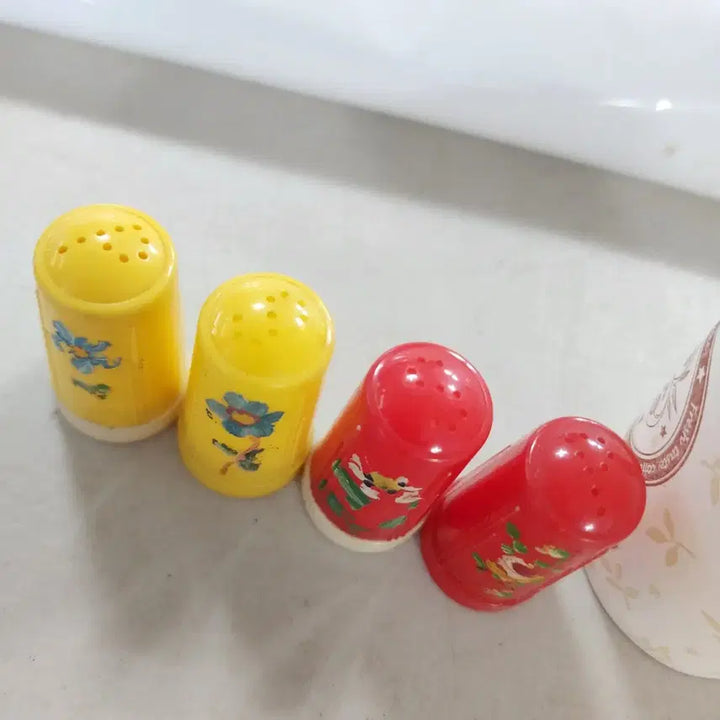 [BUNJANG] Vintage Hand-Painted Plastic Spice Jar Set (Set of 2) / USA 오래된 핸드 페인티드 프라스틱 작은 양념통 2세트에10000원
