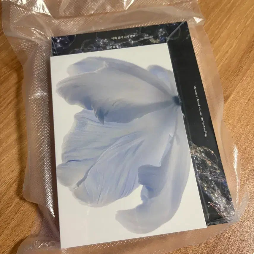 [BUNJANG] Lee Okto New Photo Book &amp; Bookmark Set (Sealed) / 이옥토작가님 신간 사진집+ 책갈피(미개봉진공상태)