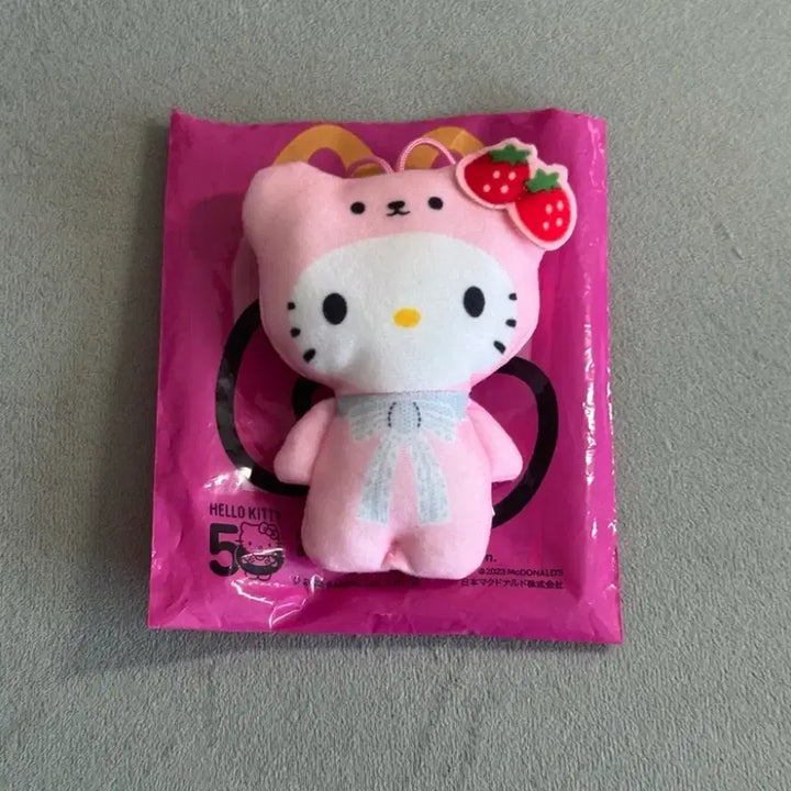 [BUNJANG] Sanrio Hello Kitty 50th Anniversary Strawberry Mini Plush Charm / 산리오 헬로키티 50주년 해피밀 키링 인형 딸기 판매 양도 합니다