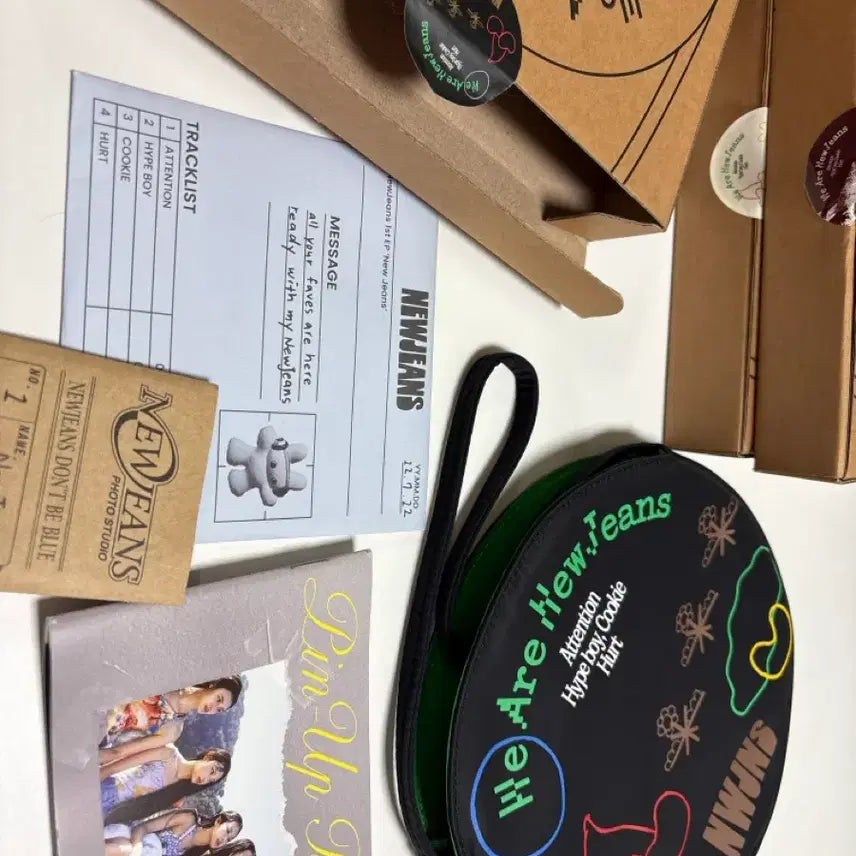 [BUNJANG] NewJeans Attention Album Bag and Photocard Set / 뉴진스 어텐션 앨범 가방과 포토카드 세트