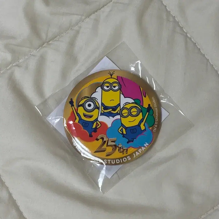 [BUNJANG] Universal Studios Minions 25th Anniversary Limited Edition Badge / 유니버셜 스튜디오 미니언즈 25주년 한정 뱃지 팝니다!