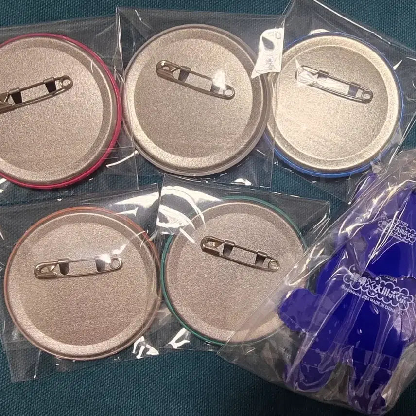 [BUNJANG] Gintama Shinpachi Bukubu Can Badges (5 Types) + Sadaharu Rubber Keychain Bundle Set / [일괄] 은혼 신파치 부쿠부 캔뱃지 5종 + 사다하루 러버 키링