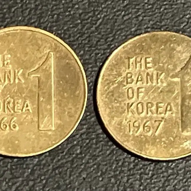 [BUNJANG] 1966 &amp; 1967 South Korean 1 Won Brass Coins - Bundle Set / 대한민국 최초 주화 1966년/1967년 1원 동전 황동화 2점 일괄 판매합니다