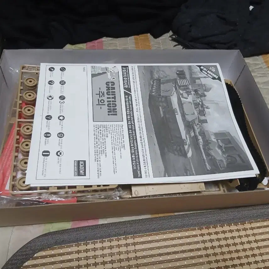 [BUNJANG] Academy 1/35 M1A1 Abrams Iraq 2003 Tank Model Kit / 아카데미 1/35 M1A1 에이브람스 이라크 2003 전차
