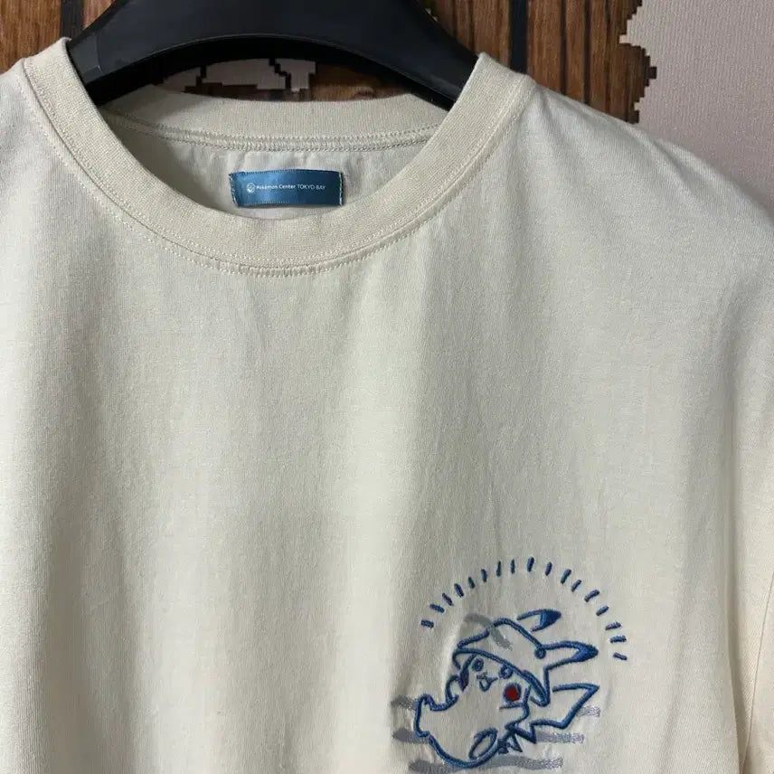 [BUNJANG] Pokemon Center Tokyo Bay Pikachu Embroidered T-Shirt / 포켓몬센터 도쿄베이 피카츄 자수 일본판 반팔티 L